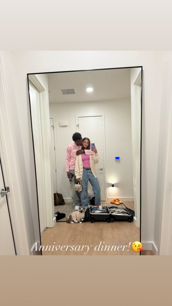 5个小时前去哪吃好料了？布朗尼晒和女友的亲密照：周年晚餐