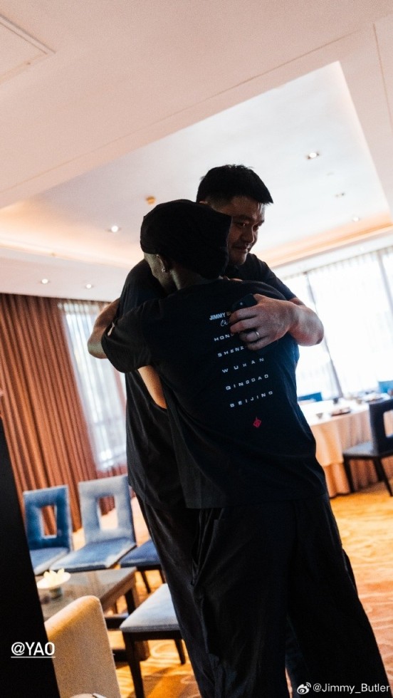 最萌身高差巴特勒社媒晒中国行与姚明吃饭合影照：