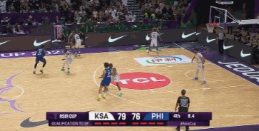 这也太难了！布朗利顶着防守超神三分绝平沙特将比赛拖入加时