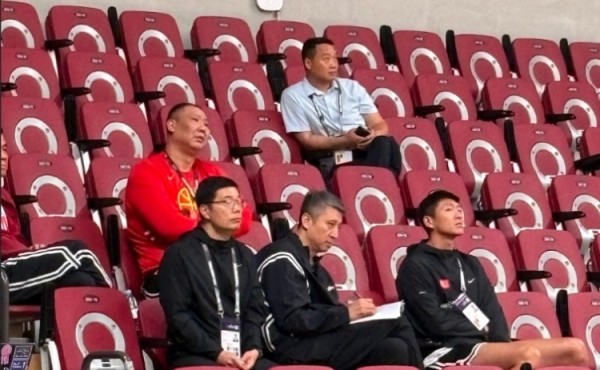 研究对手！郭士强现场观看了韩国vs关岛的比赛 并认真做起了笔记