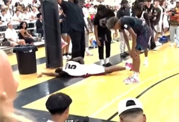 谁还记得失误！球员运球出界后直接旱地自由泳 动作一气呵成